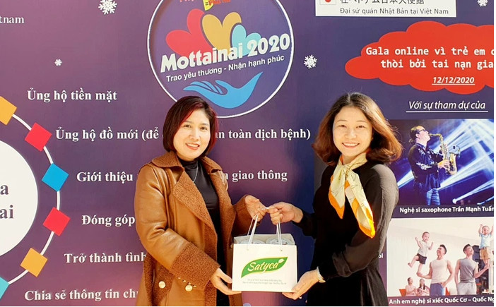 Chị Đinh Thị Thu ( giám đốc công ty TNHH Xuất nhập khẩu Nắng Thu) gửi tặng các bộ sản phẩm yến mạch dinh dưỡng Satyca để bán đấu giá gây quỹ Mottainai 2020